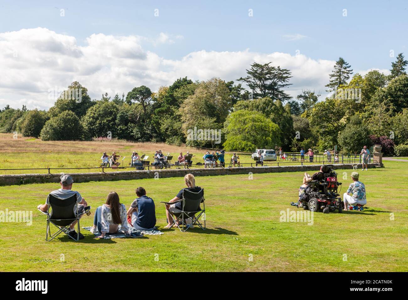 FOTA, Cork, Irlanda. 8 agosto 2020. I viistori si divertono con la musica della Cork Light Orchestra sotto la direzione di Ilse de Ziah, suonando in un bel pomeriggio estivo nei giardini della FOTA House, Co. Cork, Irlanda. - credito; David Creedon / Alamy Live News Foto Stock