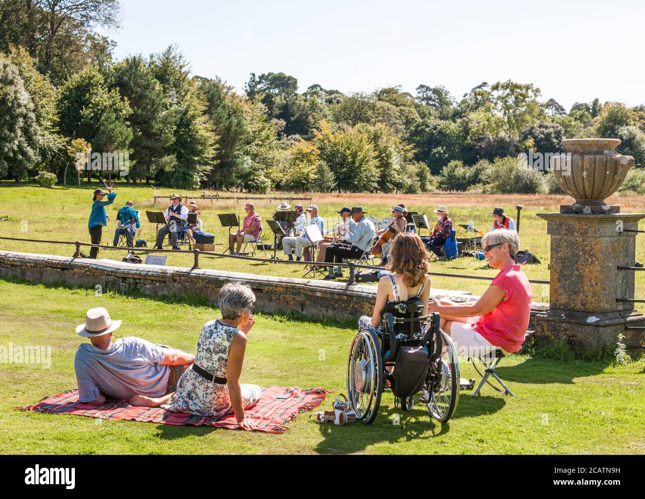 FOTA, Cork, Irlanda. 8 agosto 2020. I viistori si divertono con la musica della Cork Light Orchestra sotto la direzione di Ilse de Ziah, suonando in un bel pomeriggio estivo nei giardini della FOTA House, Co. Cork, Irlanda. - credito; David Creedon / Alamy Live News Foto Stock