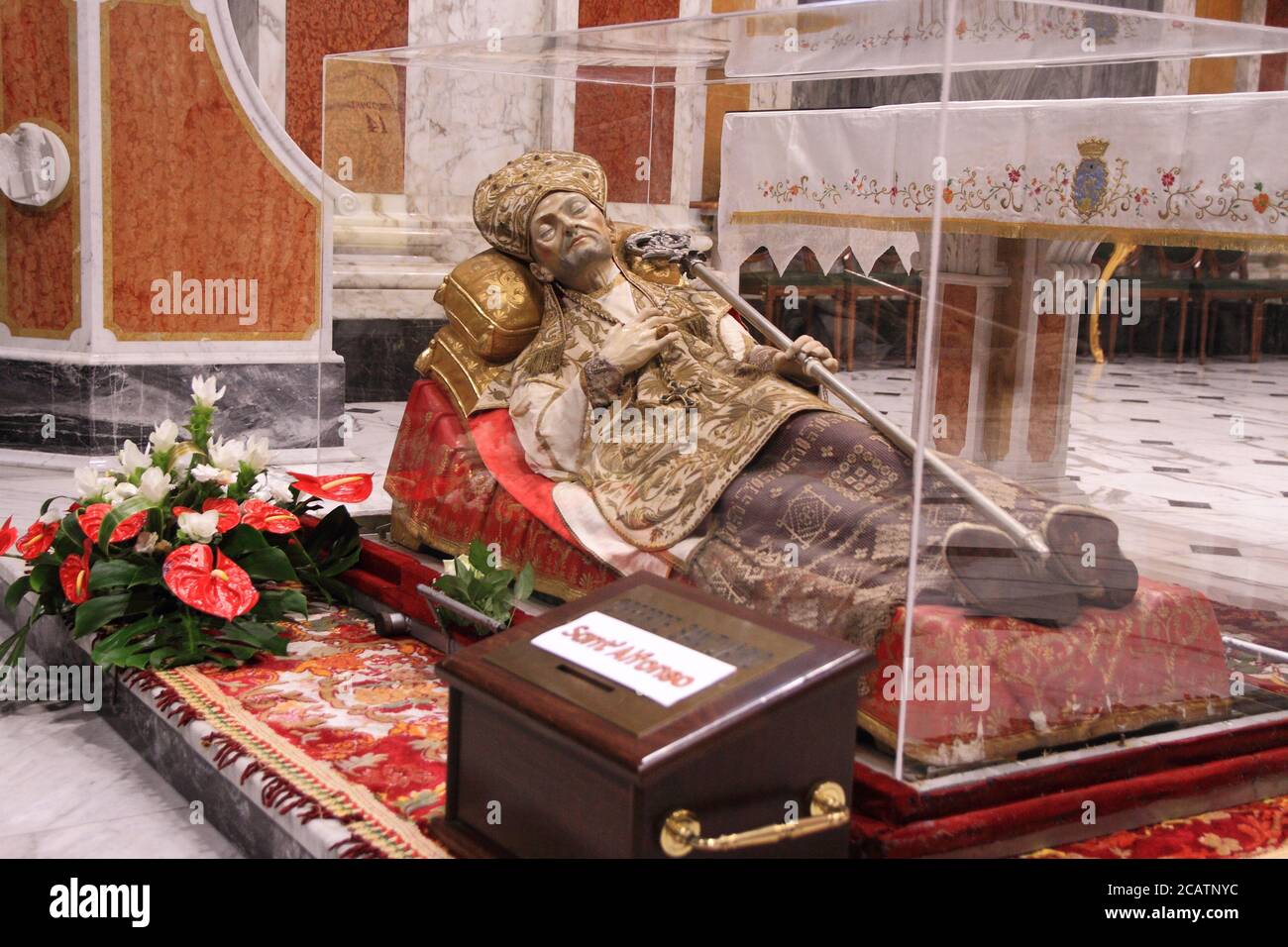 L'urna contenente i resti di Sant'Alfonso Maria de' Liguori . Foto Stock