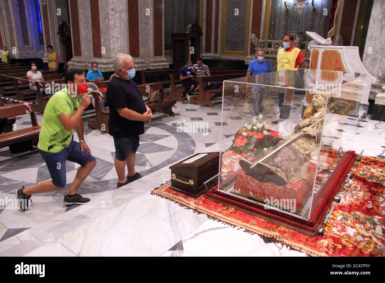 I fedeli pregano di fronte alla statua di Sant'Alfonso Maria de' Liguori durante le celebrazioni dei santi. Foto Stock