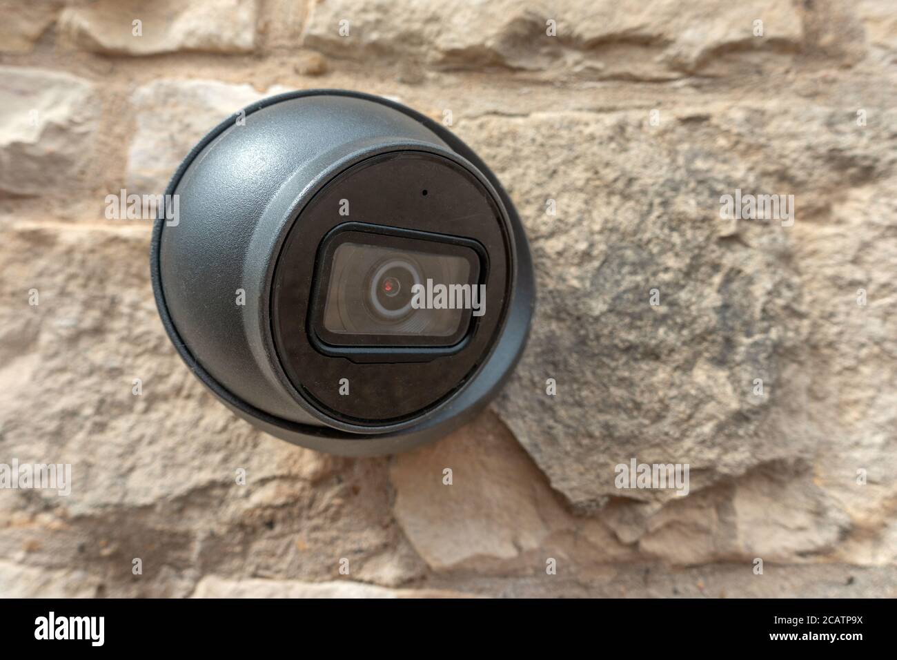 Telecamera CCTV ad alta sicurezza montata a parete Foto Stock