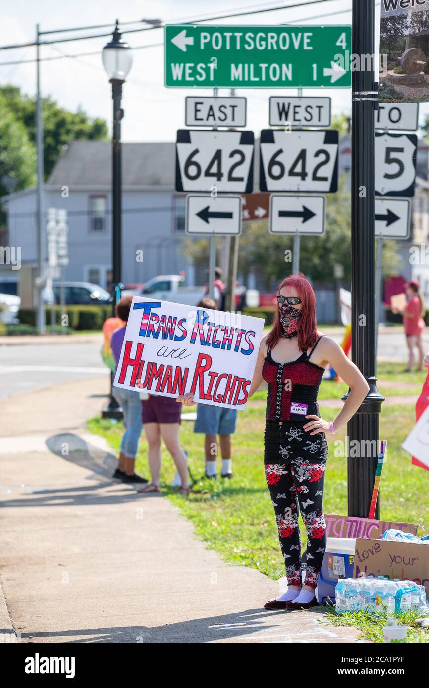 Milton, Stati Uniti. 8 agosto 2020. Ashley Johnson, di Sunbury, ha un segno che legge 'i diritti umani di trans sono diritti umani' durante il rally di Milton Pride. La i Am Alliance ha organizzato l'evento per mostrare il sostegno alla comunità LGBTQ. (Foto di Paul Weaver/Pacific Press) Credit: Pacific Press Media Production Corp./Alamy Live News Foto Stock