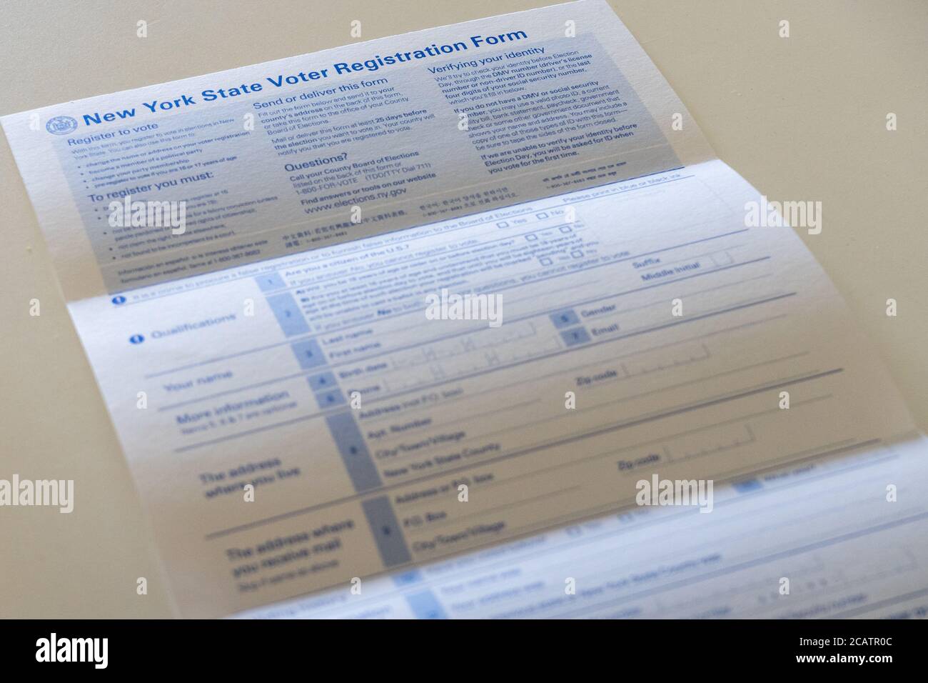 NEW YORK, NY - AGOSTO 08: Modulo di registrazione del New York state Voter visto su questa illustrazione della foto l'8 agosto 2020 a New York City. Foto Stock