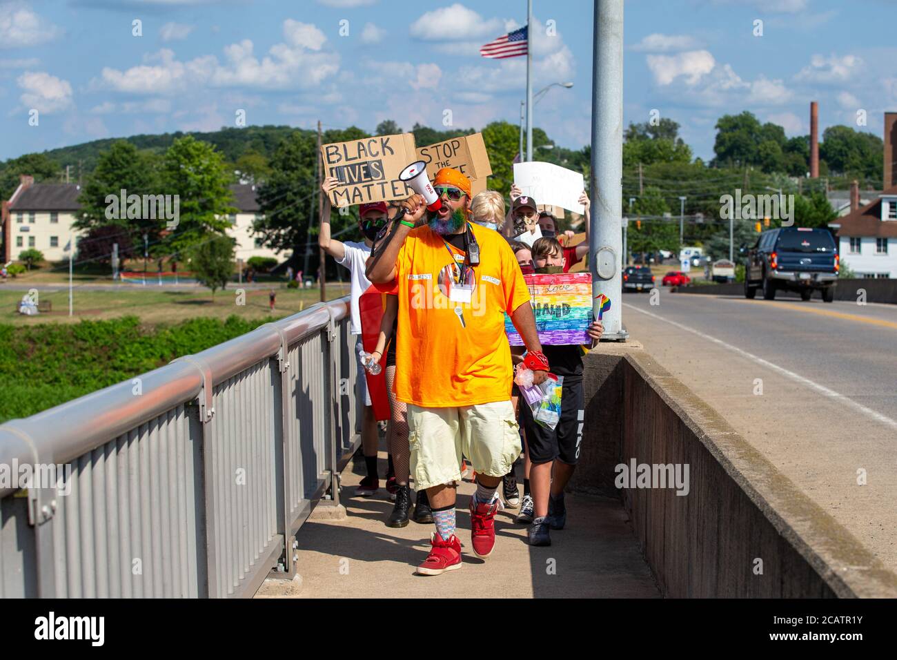 Milton, Stati Uniti. 8 agosto 2020. Matthew Nolder conduce un gruppo di dimostranti sul ponte sul fiume Susquehanna durante il Milton Pride Rally. La i Am Alliance ha organizzato l'evento per mostrare il sostegno alla comunità LGBTQ. (Foto di Paul Weaver/Pacific Press) Credit: Pacific Press Media Production Corp./Alamy Live News Foto Stock