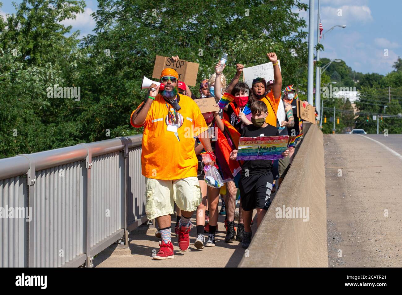 Milton, Stati Uniti. 8 agosto 2020. Matthew Nolder conduce un gruppo di dimostranti sul ponte sul fiume Susquehanna durante il Milton Pride Rally. La i Am Alliance ha organizzato l'evento per mostrare il sostegno alla comunità LGBTQ. (Foto di Paul Weaver/Pacific Press) Credit: Pacific Press Media Production Corp./Alamy Live News Foto Stock