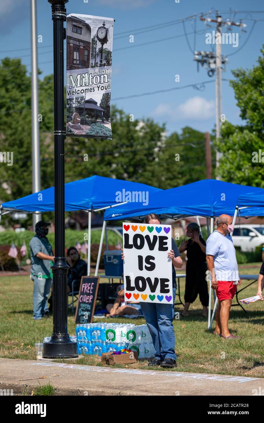 Milton, Stati Uniti. 8 agosto 2020. Circa 100 persone hanno partecipato al Milton Pride Rally. La i Am Alliance ha organizzato l'evento dopo che un negozio di alimentari della zona ha pubblicato un cartello anti-maschera che ha accusato la comunità LGBTQ di diffondere COVID-19. (Foto di Paul Weaver/Pacific Press) Credit: Pacific Press Media Production Corp./Alamy Live News Foto Stock