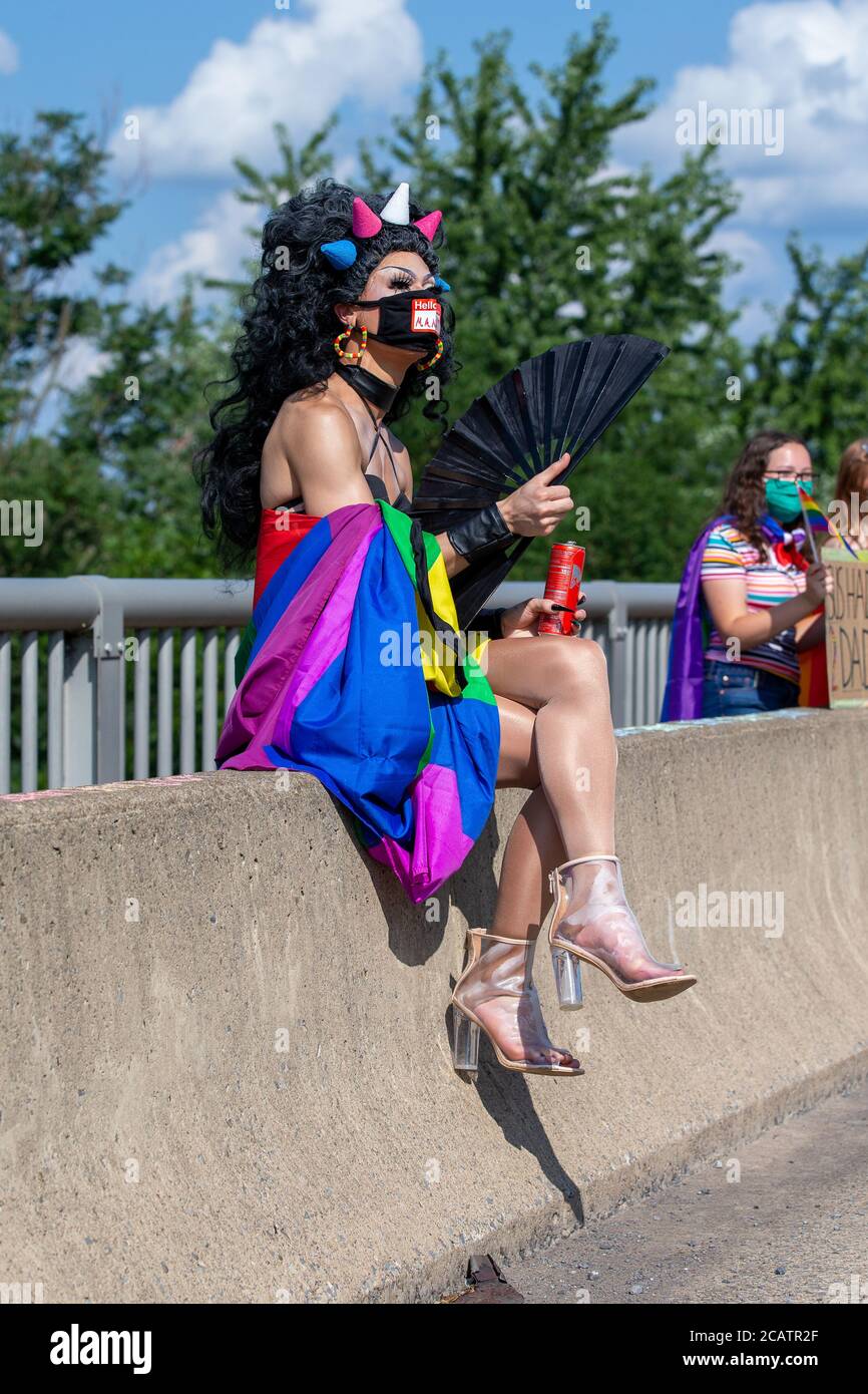 Milton, Stati Uniti. 8 agosto 2020. Trascinare la regina Mandy Mango durante il Milton Pride Rally. La i Am Alliance ha organizzato l'evento per mostrare il sostegno alla comunità LGBTQ. (Foto di Paul Weaver/Pacific Press) Credit: Pacific Press Media Production Corp./Alamy Live News Foto Stock