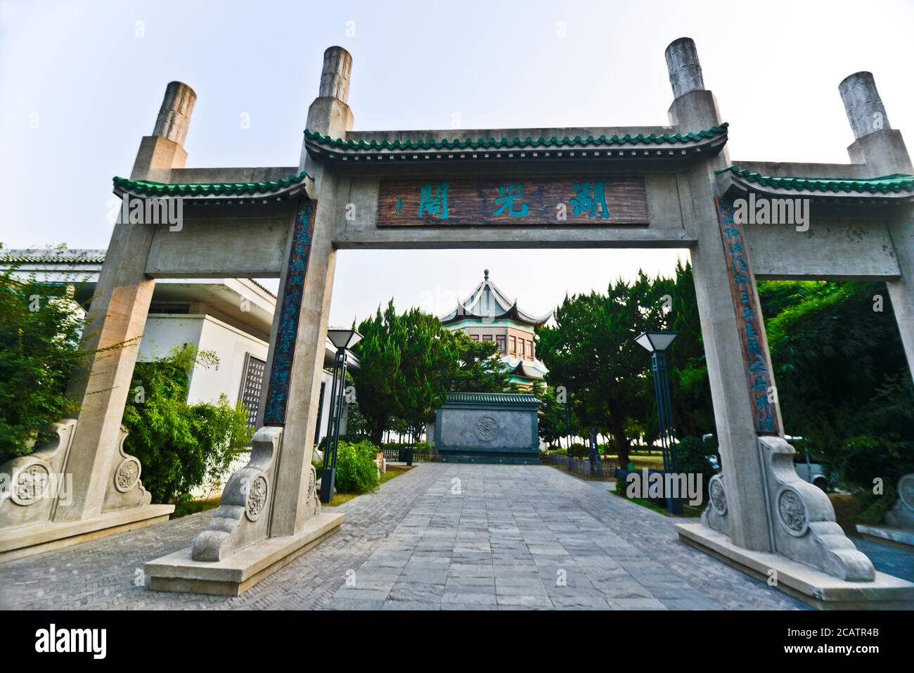 Tradizionale arco cinese nel Lago Est, Wuhan, Cina Foto Stock