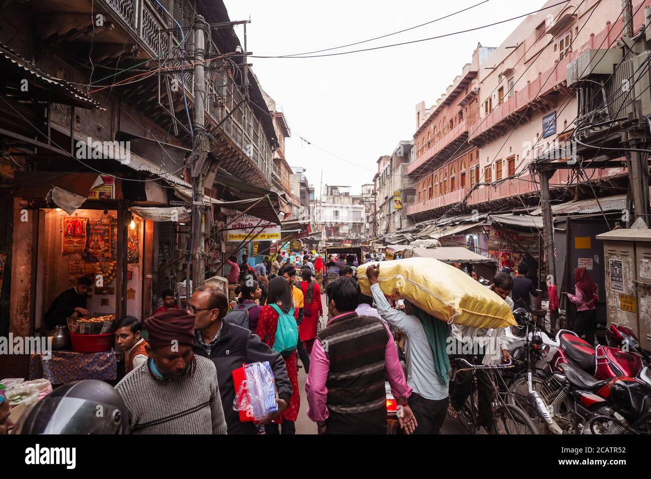 Agra / India - 22 febbraio 2020: Persone che camminano per la strada del centro storico di Agra Foto Stock