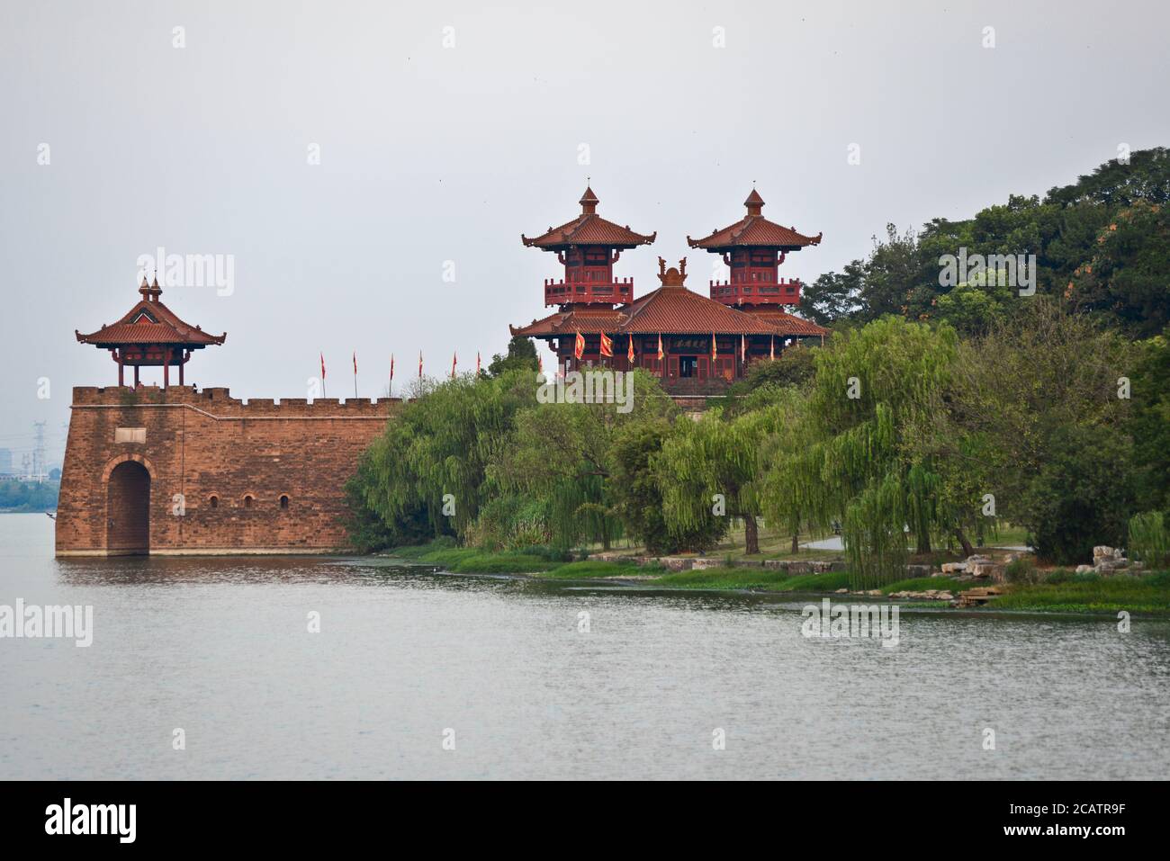 Templi e padiglioni cinesi. East Lake, Wuhan, Cina Foto Stock