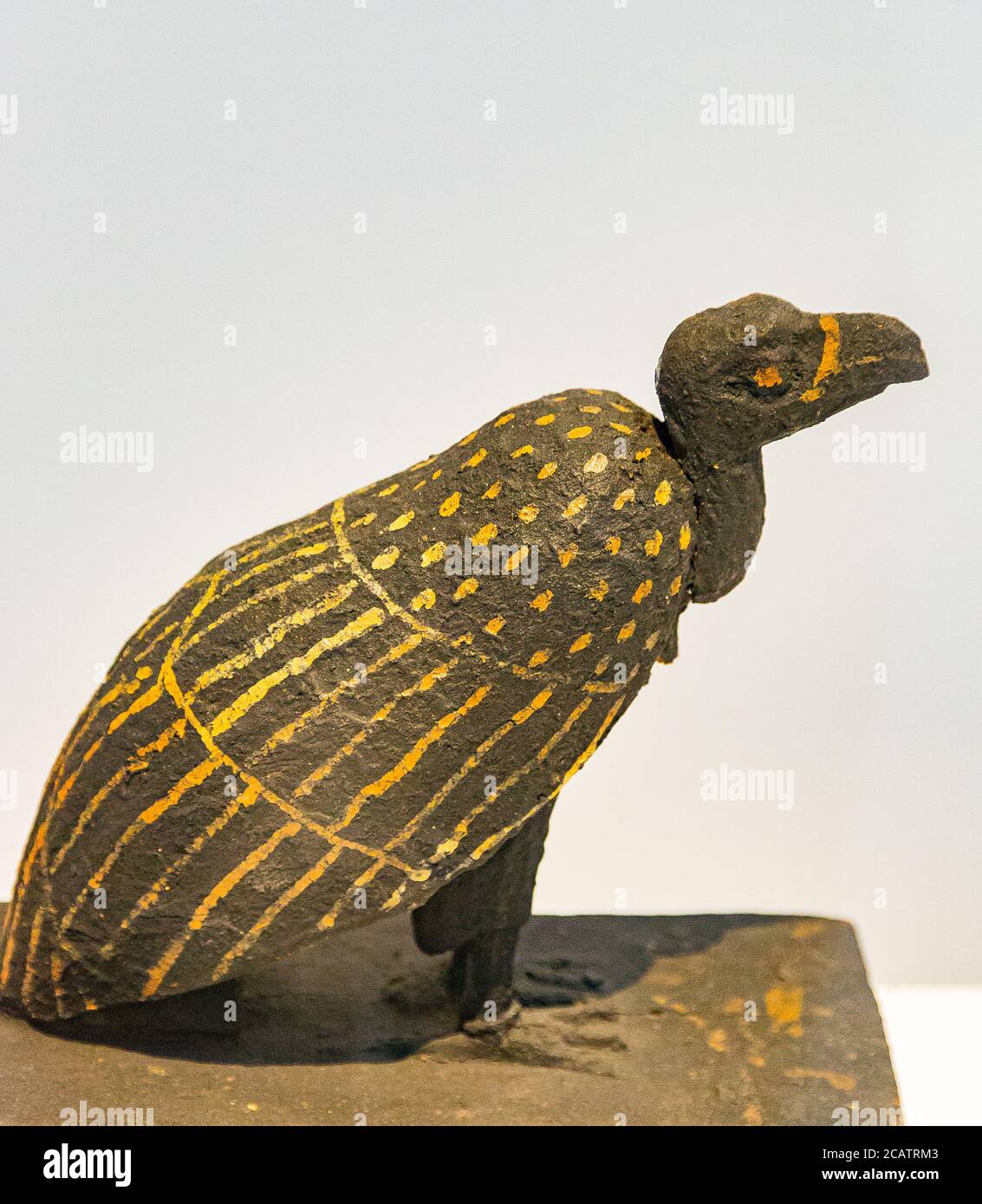 Mostra 'il regno animale nell'antico Egitto', organizzata nel 2015 dal Museo del Louvre di Lens. Statuetta di un avvoltoio, legno dipinto. Foto Stock
