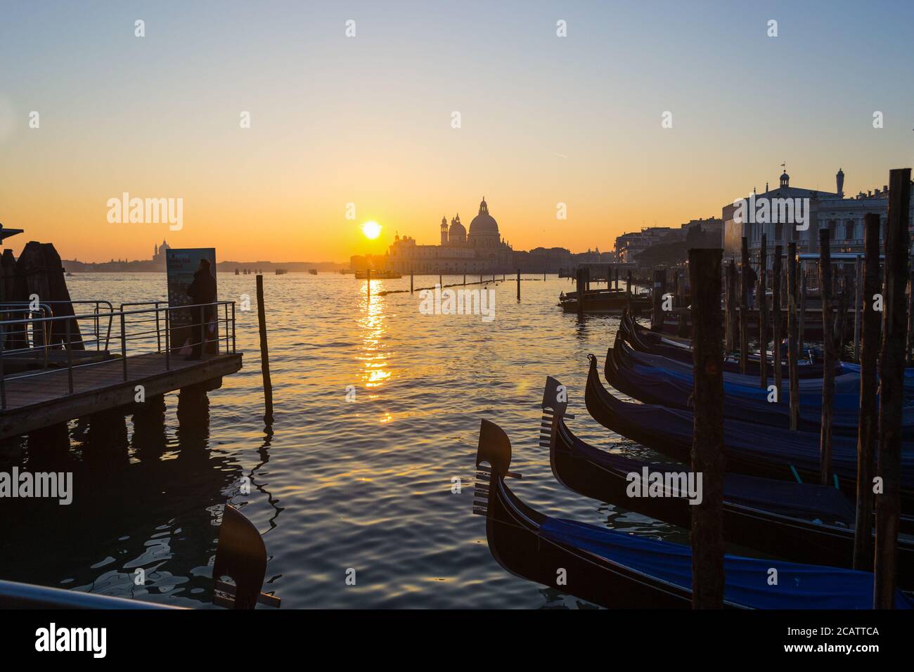 Gondole di Piazza San Marco a Venezia al tramonto, Italia Foto Stock