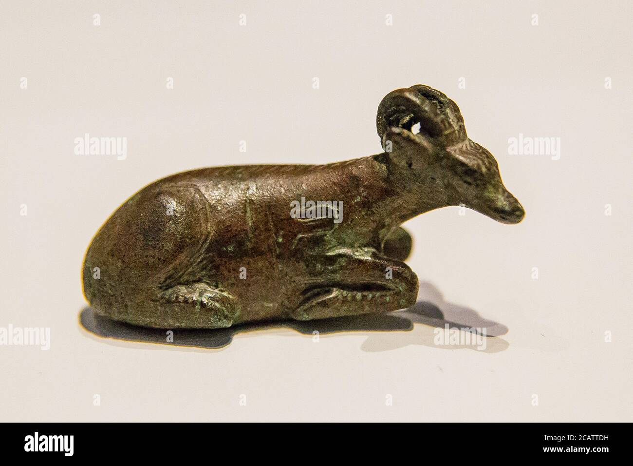 Mostra 'il regno animale nell'antico Egitto', organizzata nel 2015 dal Museo del Louvre di Lens. Peso sotto forma di stambecco. Foto Stock