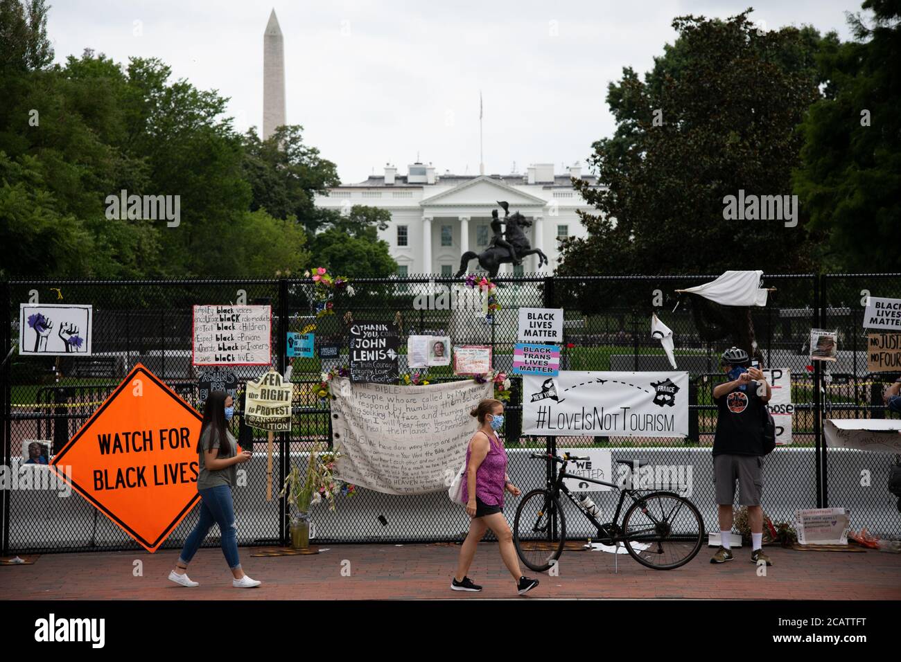 Una vista generale della recinzione temporanea in metallo che circonda Lafayette Square e la Casa Bianca - recentemente le porte nella recinzione sono state riaperte lasciando i visitatori nella piazza adiacente alla Casa Bianca di nuovo - come visto da Black Lives Matter Plaza a Washington, DC, l'8 agosto 2020, in mezzo alla pandemia del coronavirus. Dieci settimane dopo l'uccisione della polizia di George Floyd il 29 maggio, che ha innescato un'ondata internazionale di proteste contro il razzismo e la brutalità della polizia, le manifestazioni sono proseguite a Washington questo fine settimana, mentre il paese ha approvato 5 milioni di casi confermati COVID-19. (Graeme Sloan/Sipa USA) Foto Stock