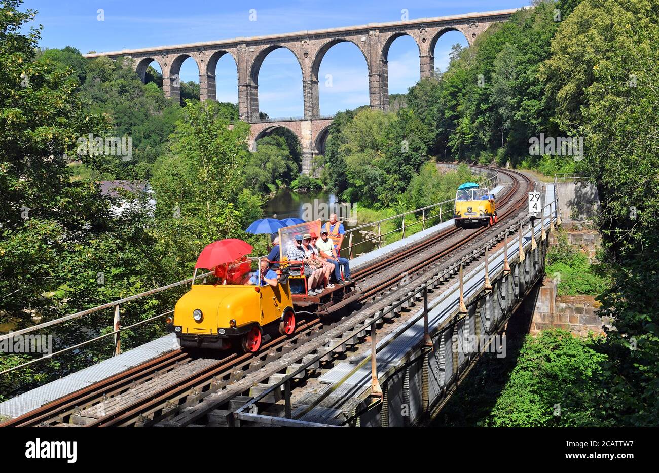 01 agosto 2020, Sassonia, Göhren: Nel cosiddetto Schienentrabi, i passeggeri sono sulle piste del Muldentalbahn di fronte al viadotto Göhren. Insieme agli amici della ferrovia sassone, l'Associazione di supporto ferroviario della Valle del Mulde organizza le escursioni sul percorso storico. Molti volontari in Sassonia lottano per la conservazione di tali linee disusate, che sono ora utilizzate per scopi turistici. (Al dpa: "Linee ferroviarie storiche in Sassonia: I volontari lottano per la conservazione") Foto: Hendrik Schmidt/dpa-Zentralbild/dpa Foto Stock