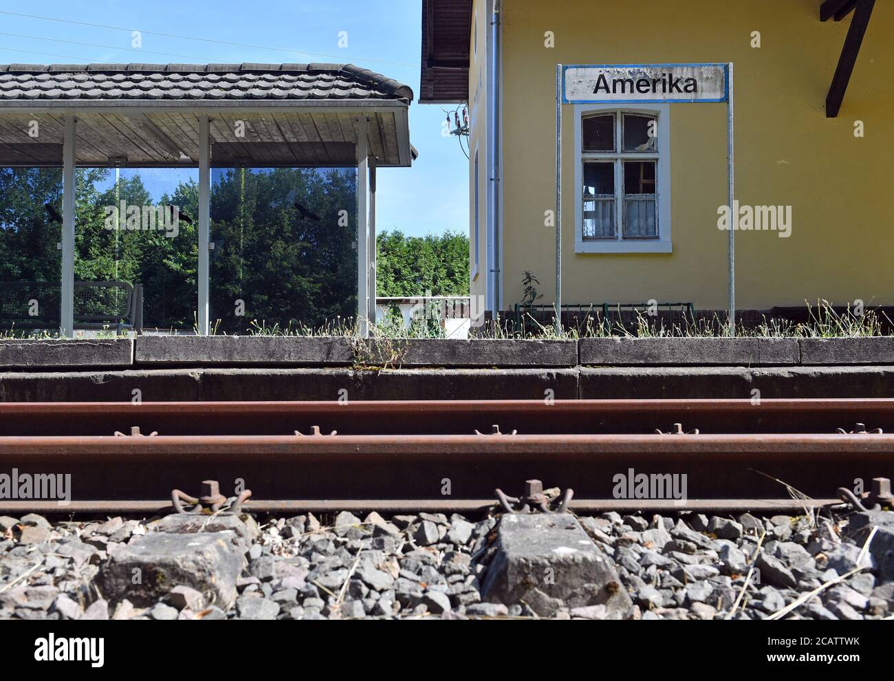 Amerika, Germania. 01 agosto 2020. Orphaned è la stazione in America. Una parte della pista dismessa è ora volontariamente gestita da un'associazione di sostegno e utilizzata per il turismo. Molti volontari in Sassonia lottano per la conservazione di tali piste chiuse. (Al dpa: "Linee ferroviarie storiche in Sassonia: I volontari lottano per la conservazione") Credit: Hendrik Schmidt/dpa-Zentralbild/dpa/Alamy Live News Foto Stock