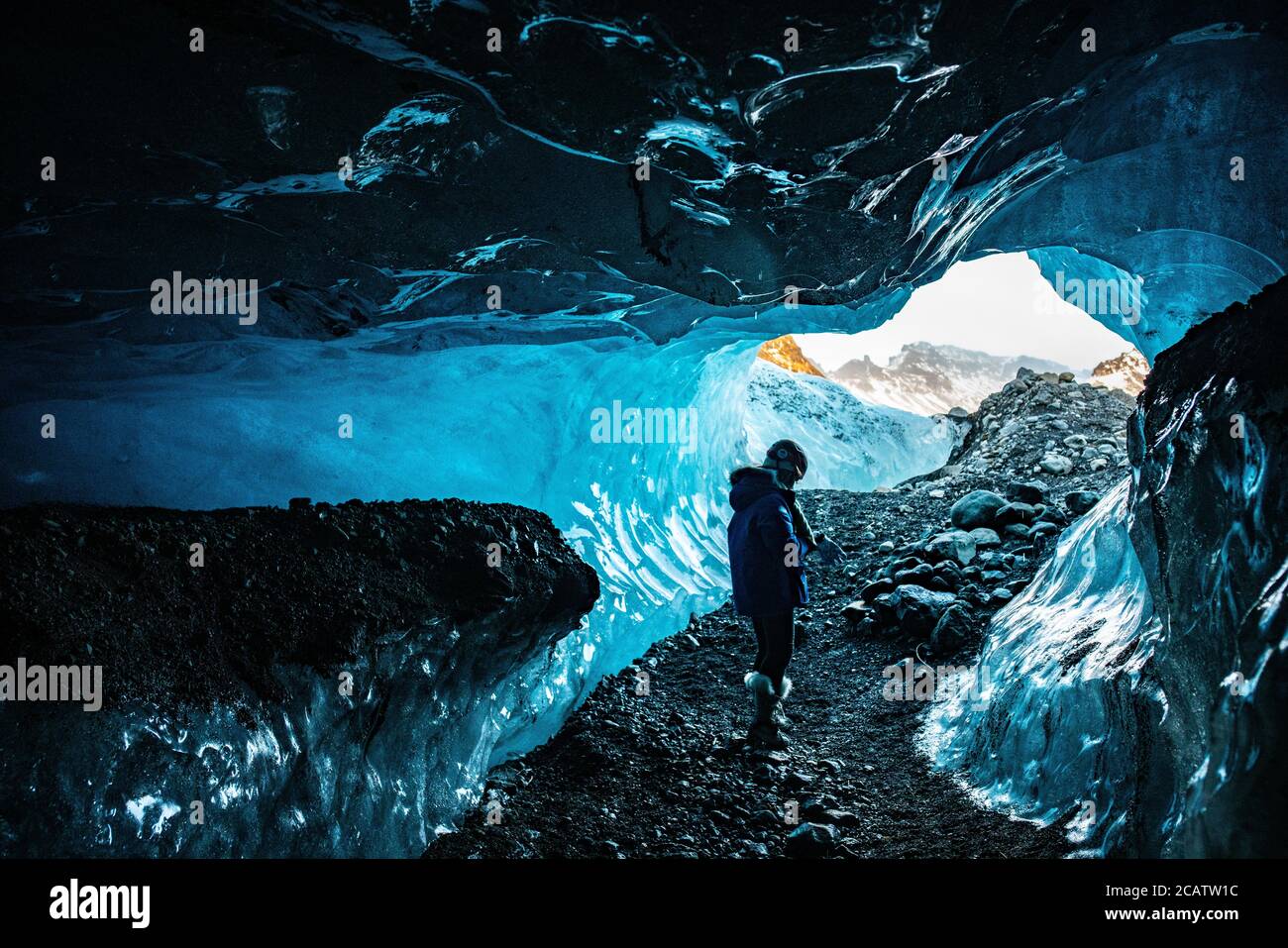 Una grotta di ghiaccio blu nel Parco Nazionale di Skaftafell, in Islanda. Foto Stock