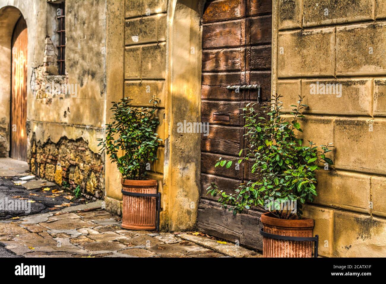 Antica porta in legno in Toscana Foto Stock