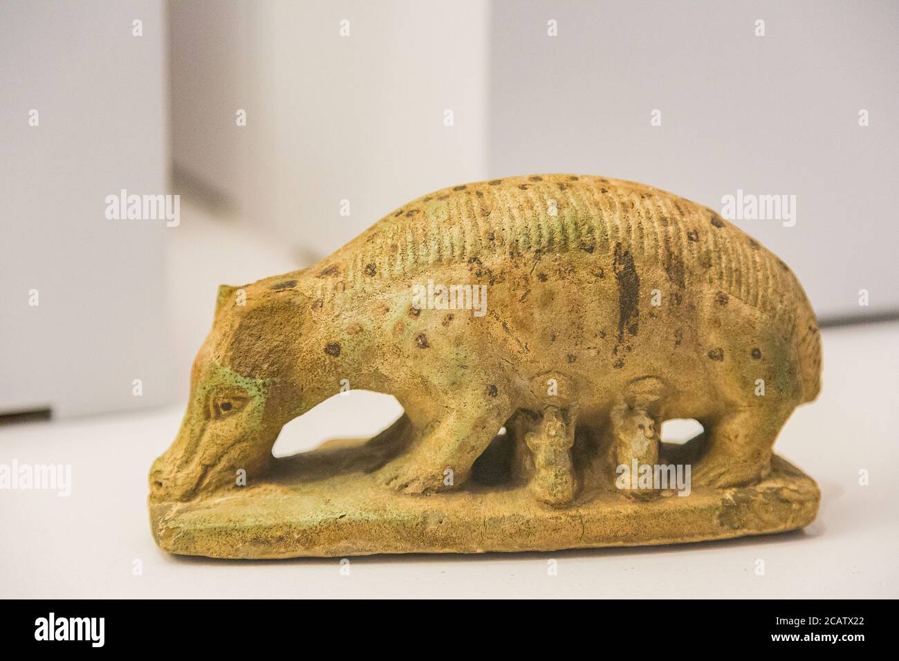 Mostra 'il regno animale nell'antico Egitto', organizzata nel 2015 dal Museo del Louvre di Lens. Statuetta di una scrofa che succhia i suoi suinetti. Foto Stock