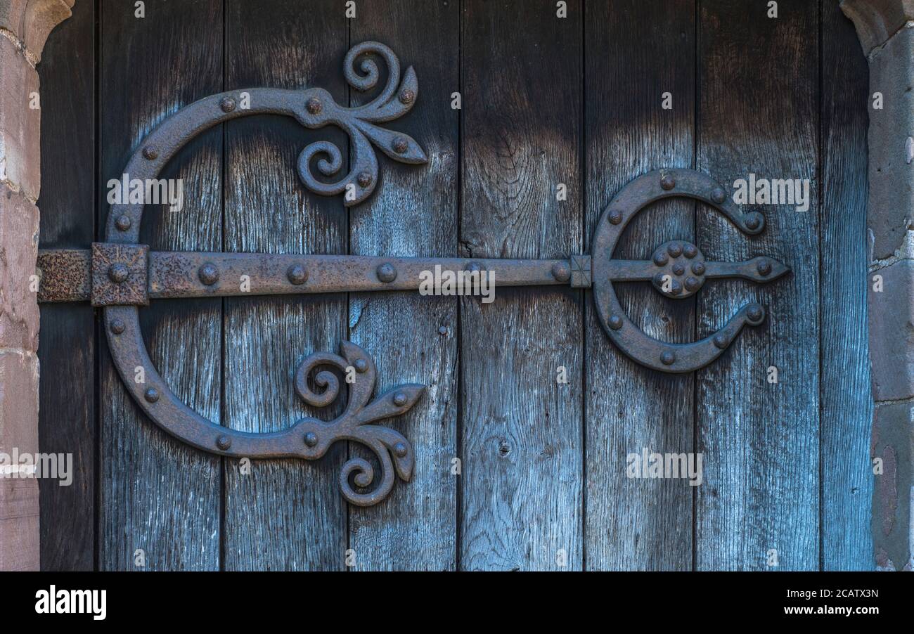 Cerniera della porta in ferro battuto immagini e fotografie stock ad alta  risoluzione - Alamy