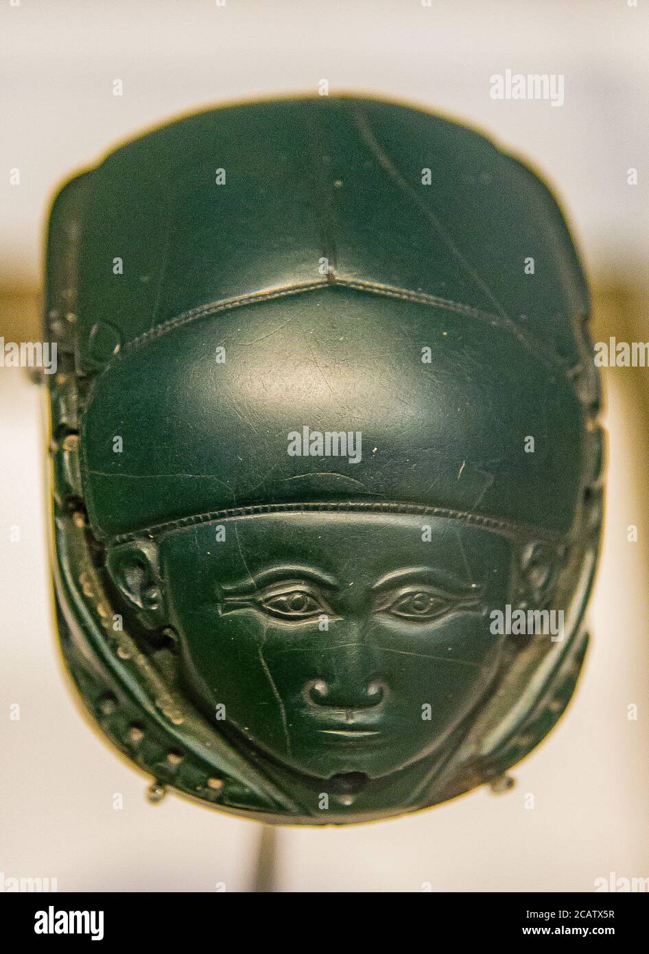 Mostra 'il regno animale nell'antico Egitto', organizzata nel 2015 dal Museo del Louvre di Lens. Cuore scarabeo con una testa umana, jasper, nuovo Regno. Foto Stock