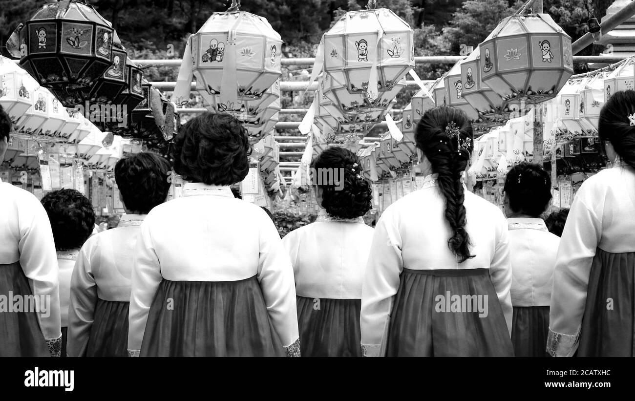 La folla di donne all'interno del tempio Foto Stock