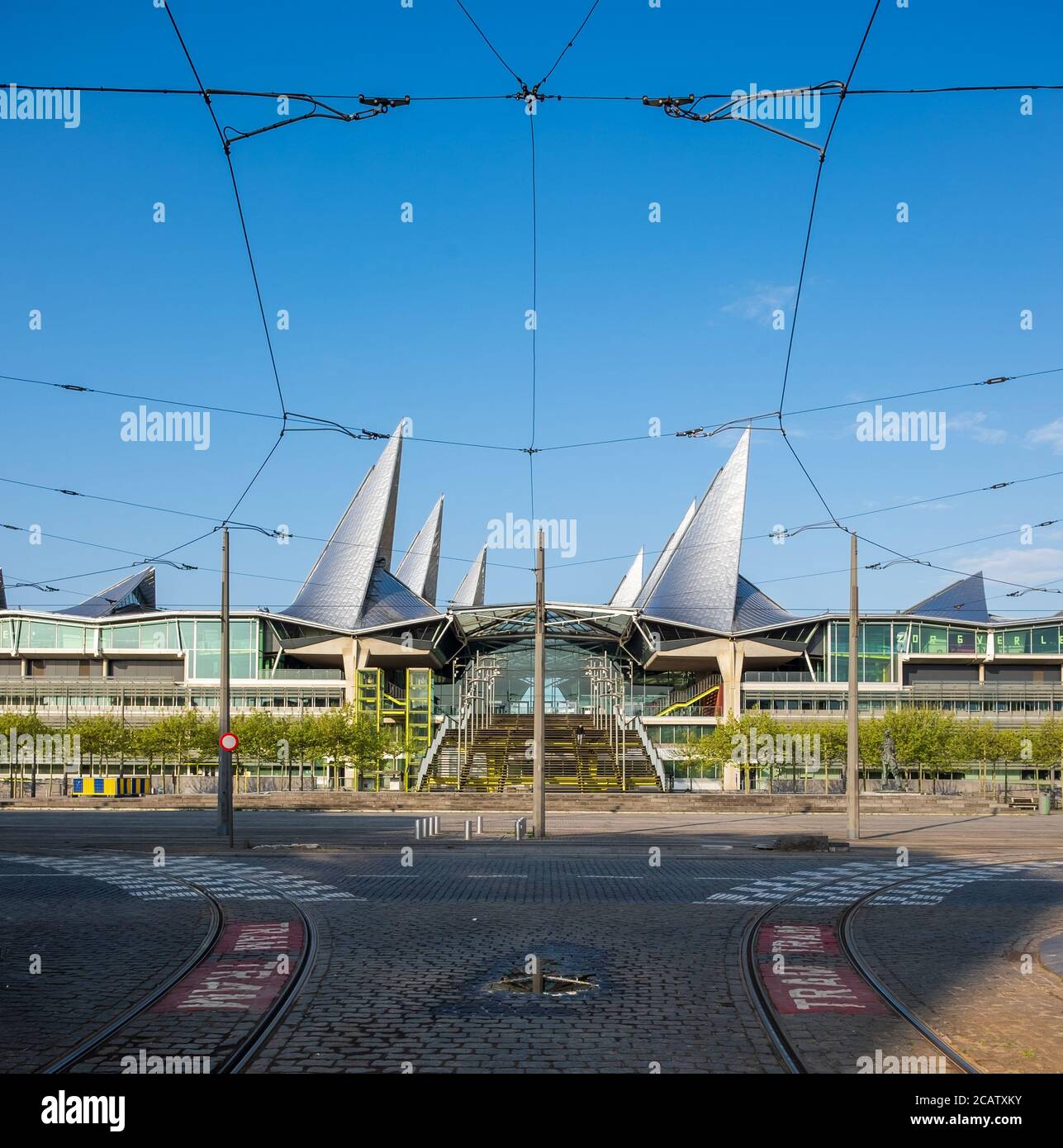 Il moderno tribunale alla luce del mattino, incorniciato dalle linee aeree del tram locale Foto Stock