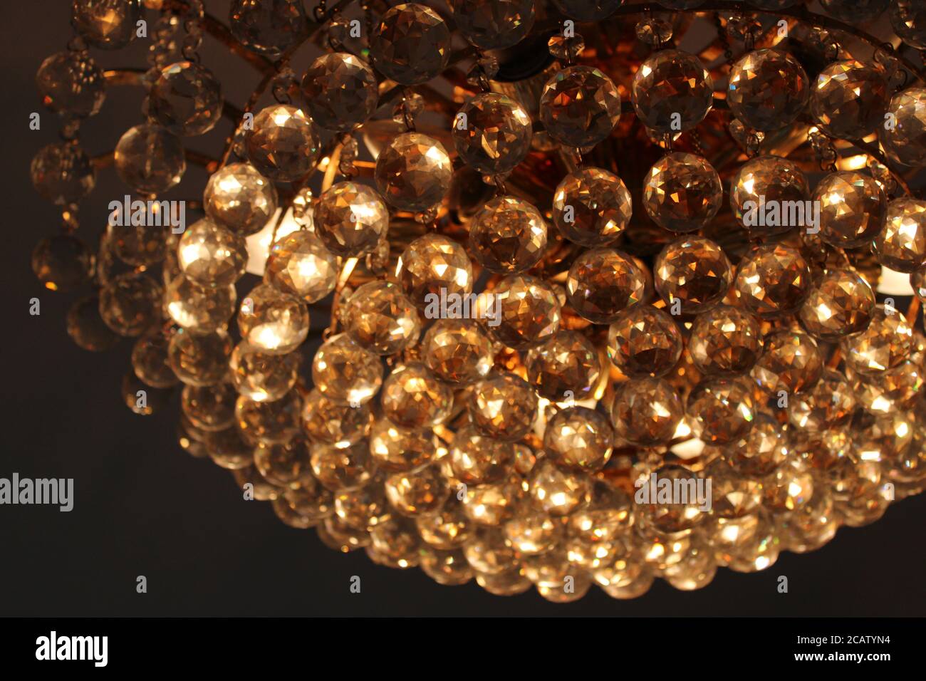 Closeup di incantevole lampadario sfaccettato di palla di cristallo Foto Stock