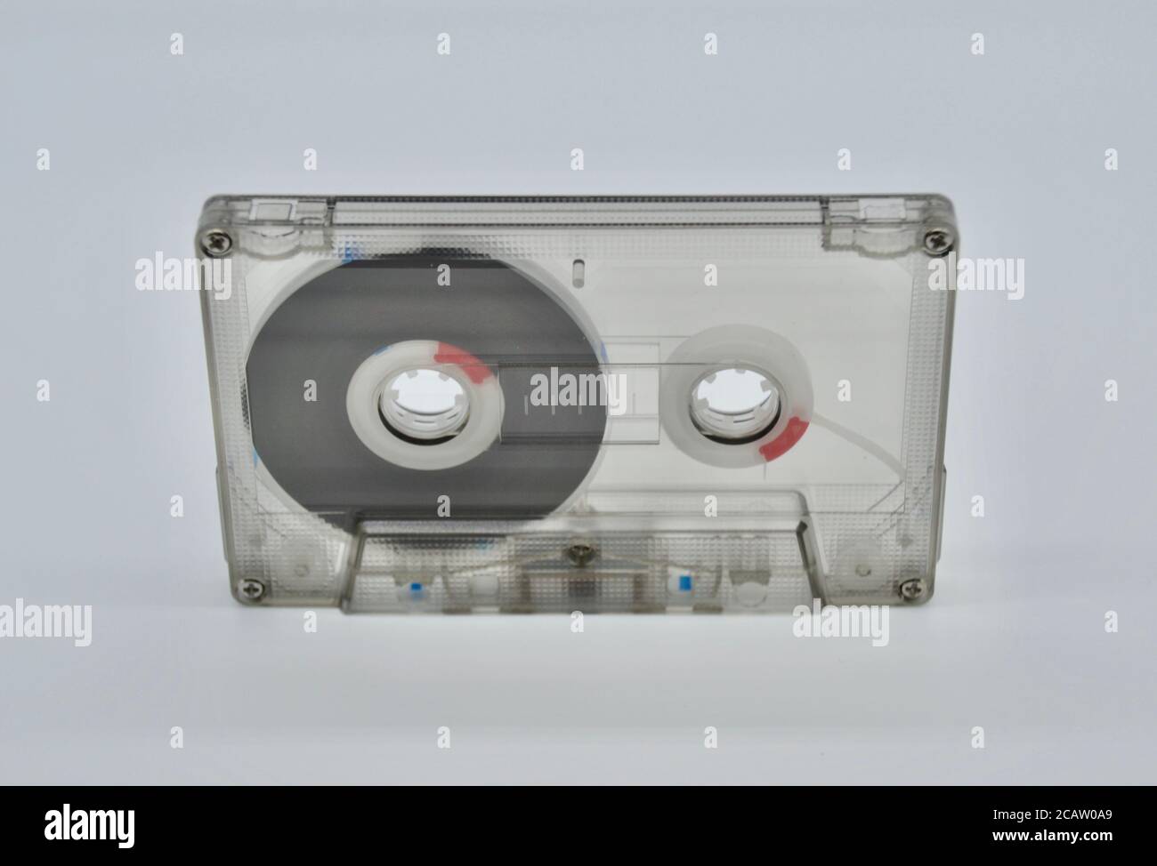 Cassetta musicale a quattro tracce obsoleta per la registrazione a casa studio su sfondo bianco Foto Stock