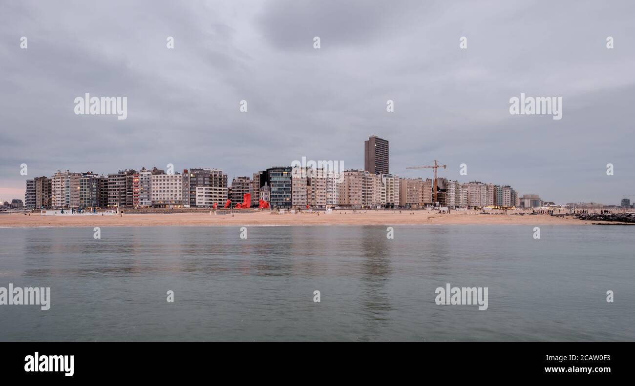 Skyline di Ostenda in Belgio contro il suggestivo paesaggio torbido Foto Stock