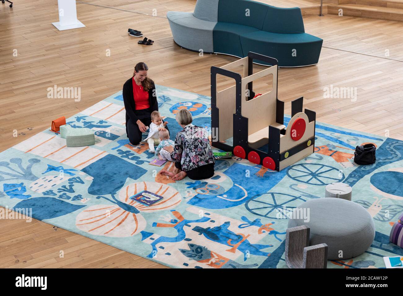 Area giochi e riunioni per bambini e genitori presso la biblioteca centrale di Helsinki Oodi, Finlandia Foto Stock