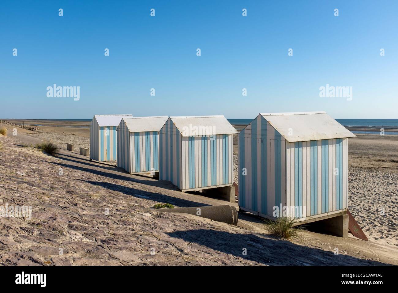 Cabine spiaggia a strisce a Hardelot, Francia. Foto Stock