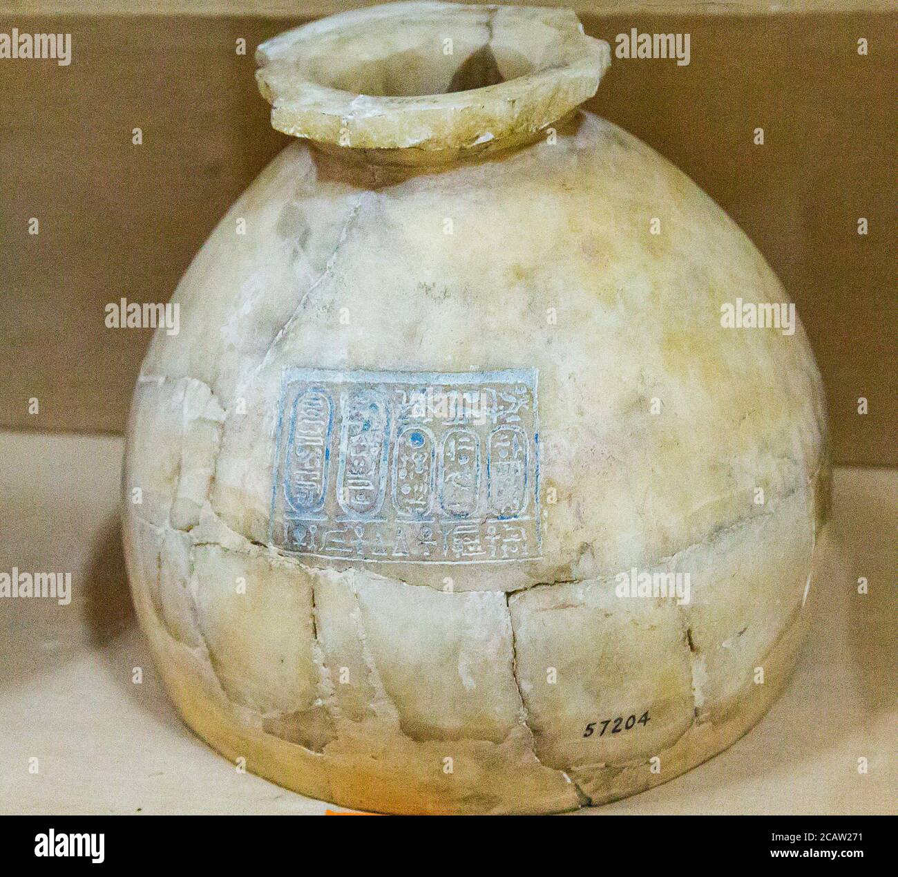 Egitto, Cairo, Museo Egizio, parte superiore di un vaso di Amenhotep IV e Nefertiti, alabastro, da Amarna. Foto Stock