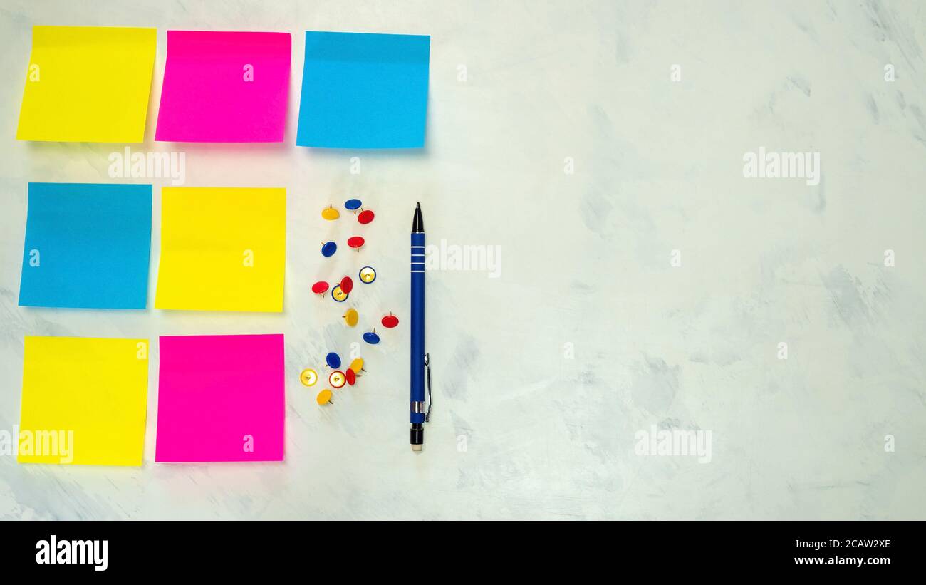 Set di diverse note post-it colorate vuote con spazio di copia per testo su sfondo chiaro. Concept preparatevi al lavoro di squadra o al brainstorming. Penna, premere pi Foto Stock