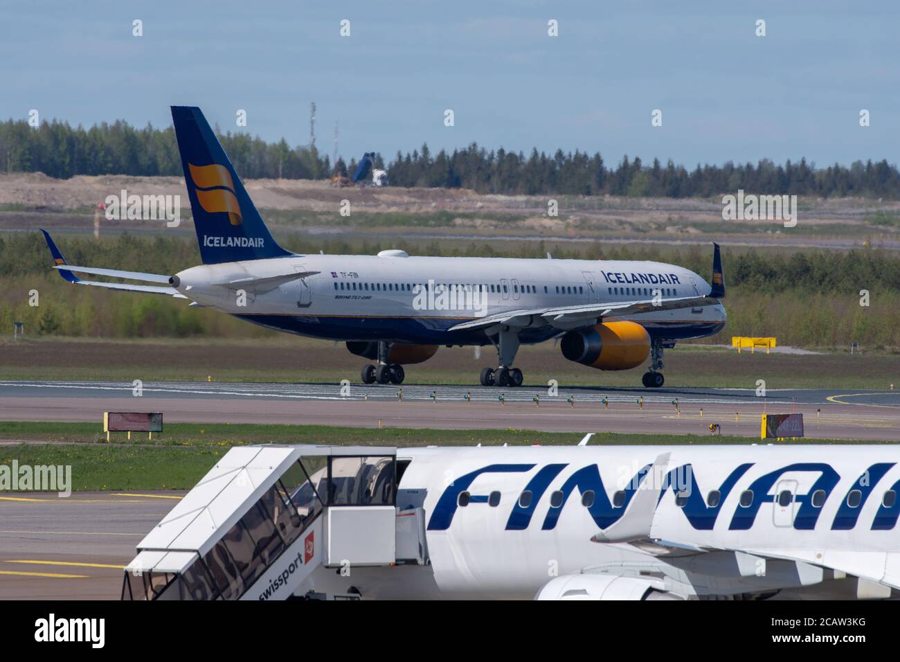 Helsinki / Finlandia - 14 maggio 2019: Un Boeing 757-200 gestito da Icelandair Taxiing su una pista all'aeroporto di Helsinki-Vantaa EFHK. Foto Stock