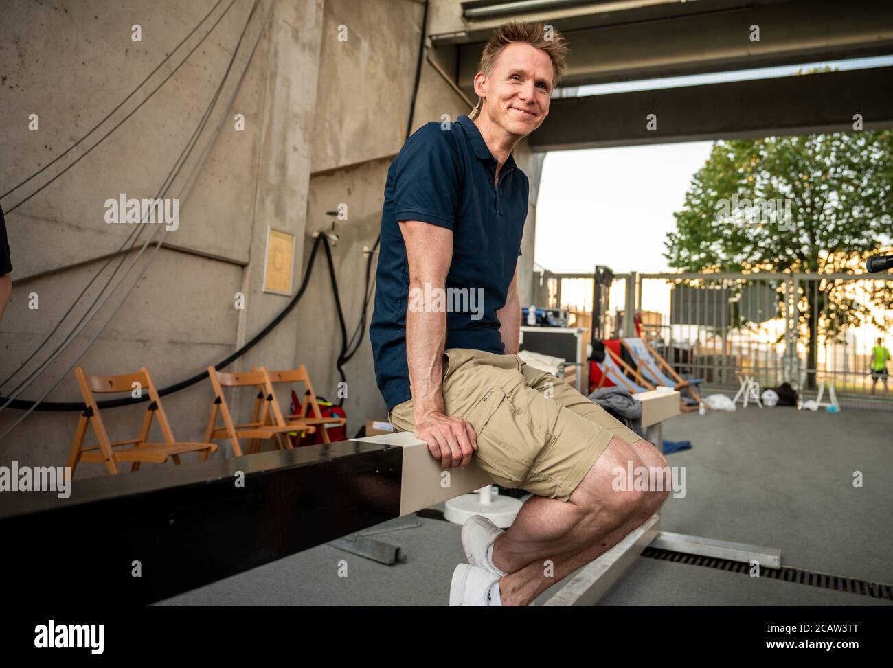 Brunswick, Germania. 8 agosto 2020. Atletica, Campionato Tedesco, DM, Stadio Eintracht: L'ex decatleta Frank Busemann osserva le competizioni. Credit: Michael Kappeler/dpa/Alamy Live News Foto Stock
