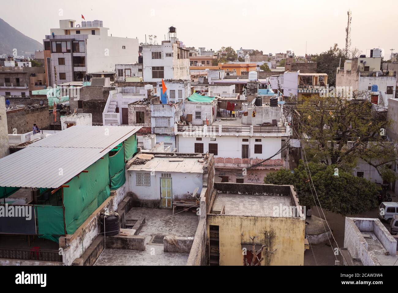 Pushkar / India - 6 marzo 2020: Paesaggio urbano della città di Pushkar dall'alto Foto Stock