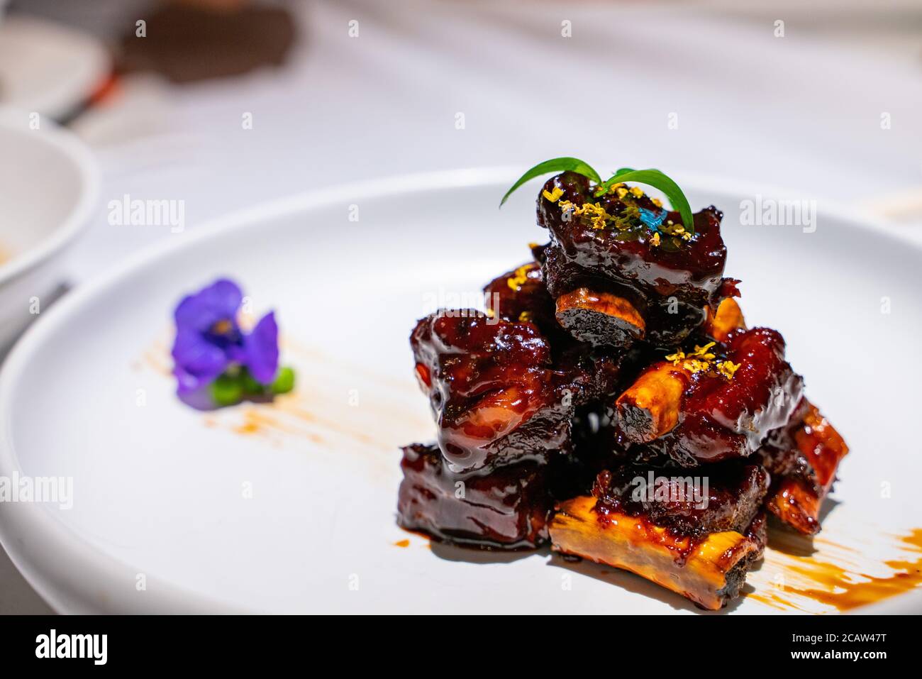 Costolette di maiale dolci e salate, piatto tradizionale cinese a Shanghai. Foto Stock