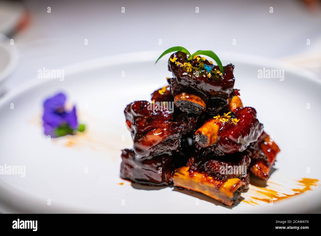 Costolette di maiale dolci e salate, piatto tradizionale cinese a Shanghai. Foto Stock