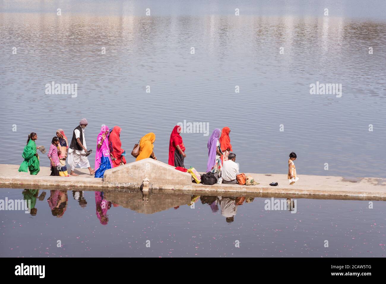 Pushkar / India - 10 marzo 2020: Adoratori indiani che visitano il lago santo di Pushkar Foto Stock