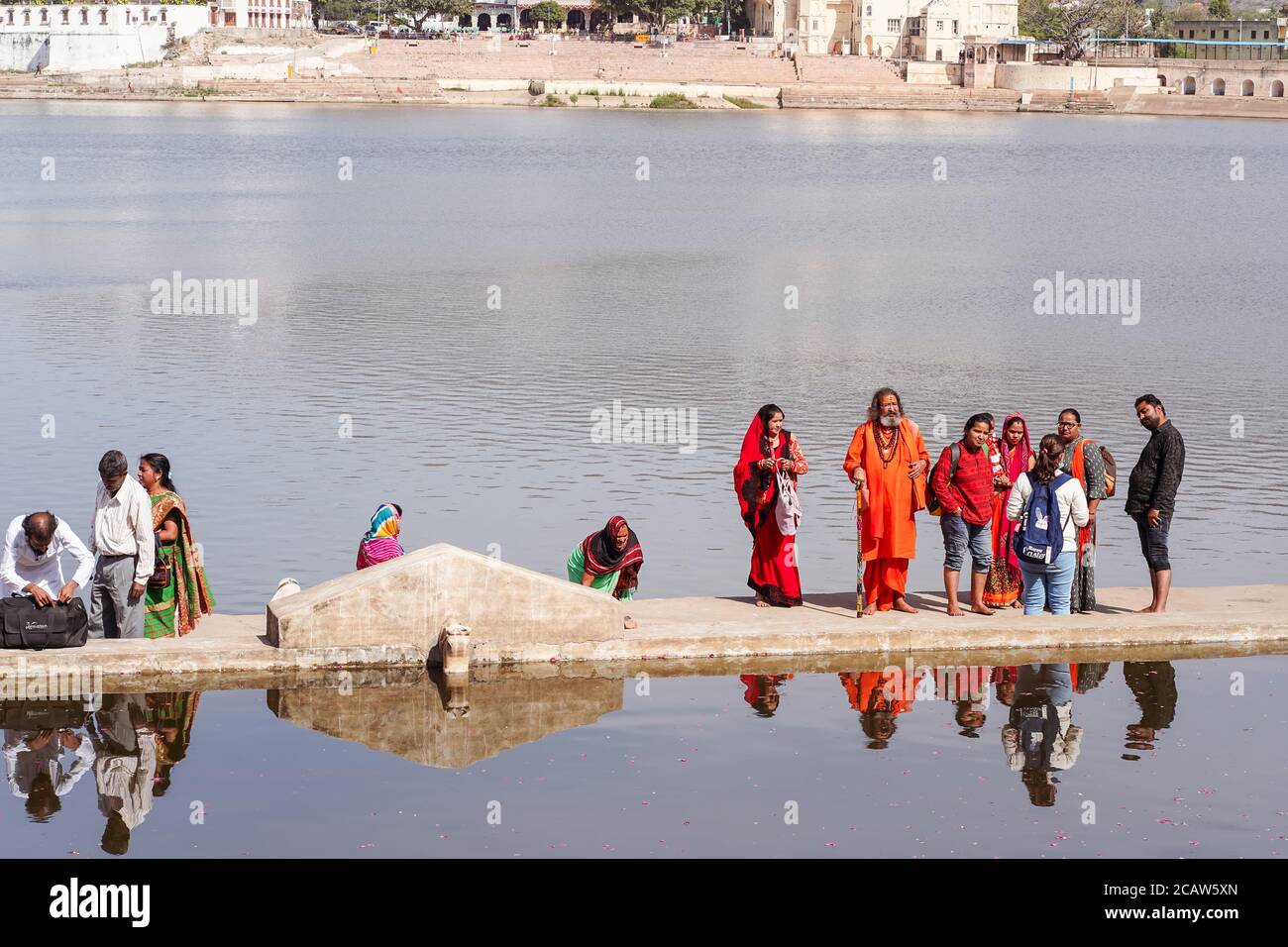 Pushkar / India - 10 marzo 2020: Adoratori indiani che visitano il lago santo di Pushkar Foto Stock
