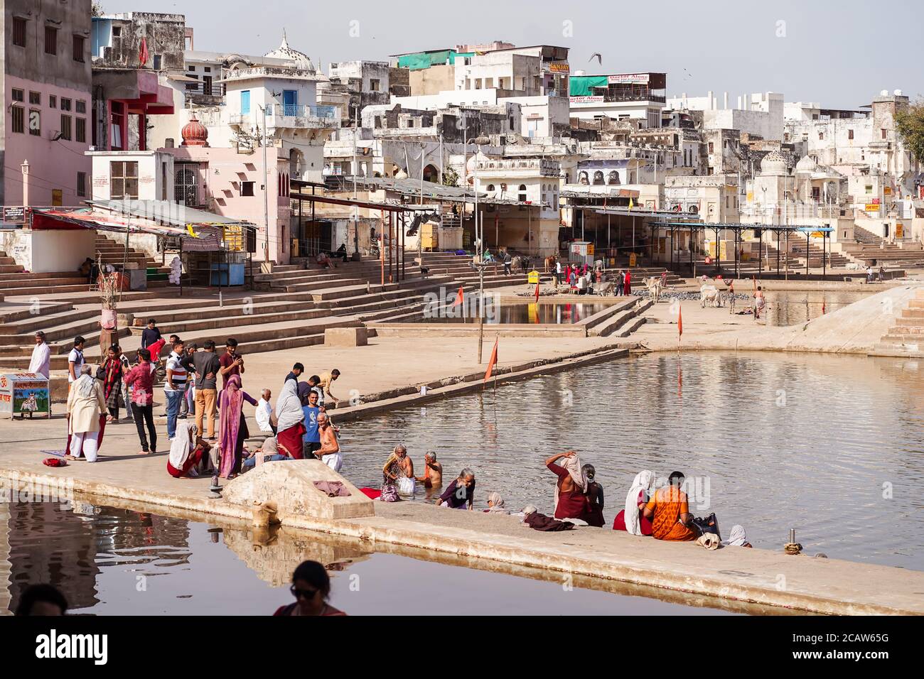 Pushkar / India - 10 marzo 2020: Adoratori indiani che visitano il lago santo di Pushkar Foto Stock