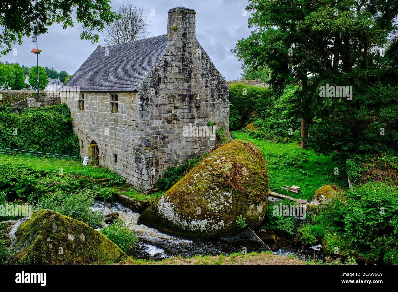 Francia, Finistere (29), parco naturale regionale di Armorique, Huelgoat, caos di granito della foresta di Huelgoat, Moulin du Chaos Foto Stock