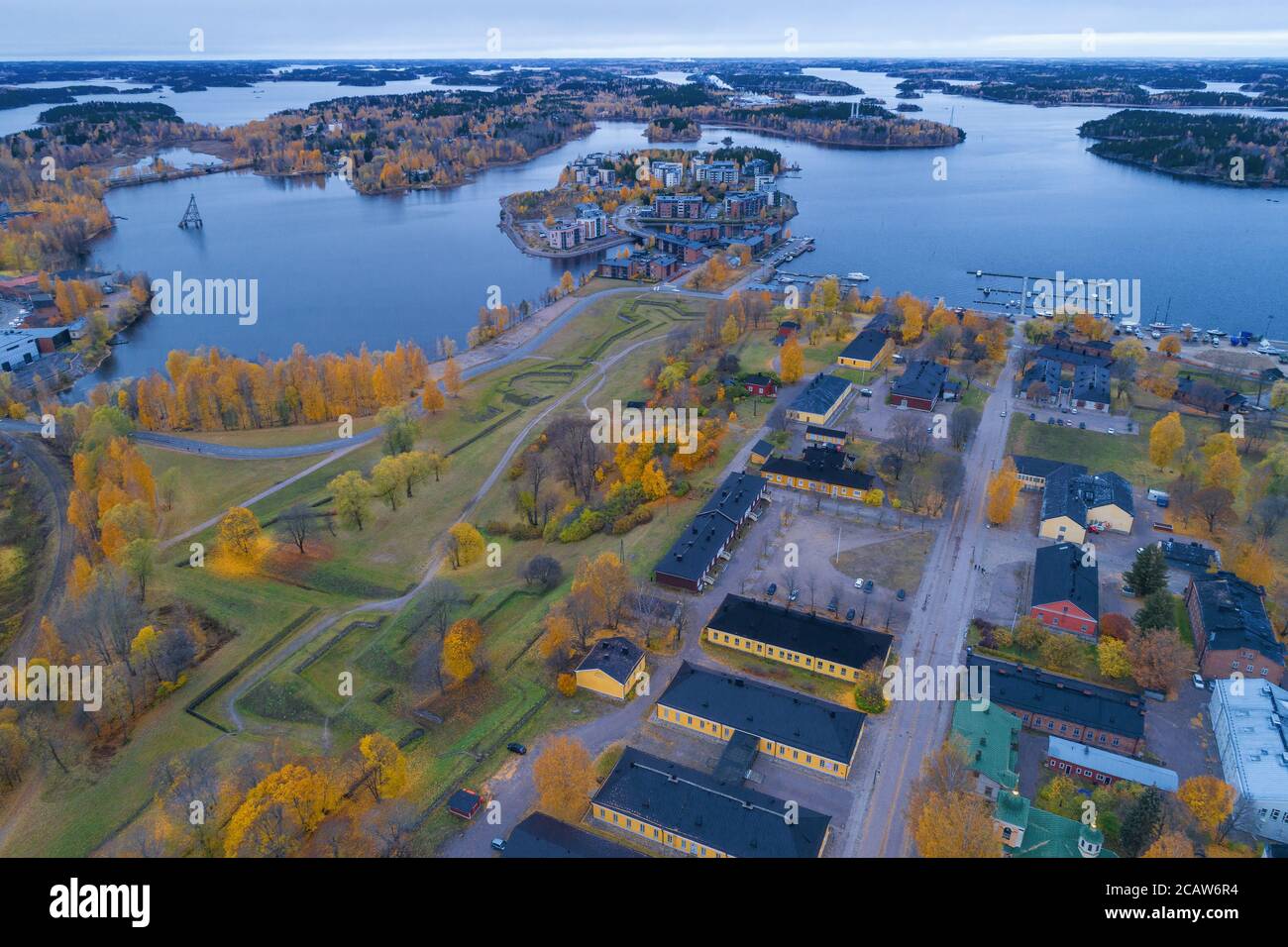 Vista del lago Saimaa dal lato dell'antica fortezza della città di Lappeenranta in un giorno nuvoloso di ottobre (fotografia aerea). Finlandia Foto Stock