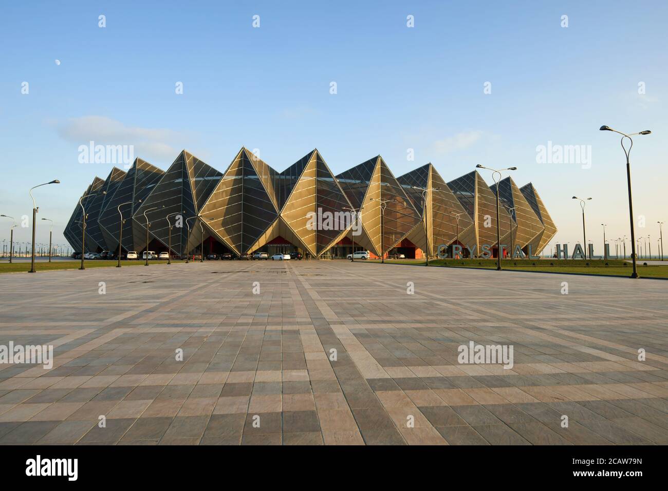 BAKU, AZERBAIGIAN - 29 DICEMBRE 2017: Vista del complesso sportivo e concertistico Baku Crystal Hall la sera di dicembre Foto Stock