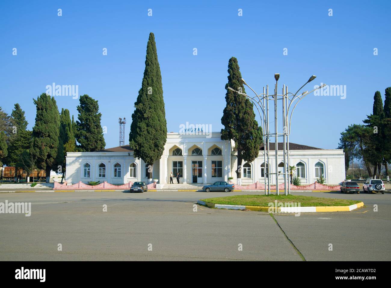 LENKORAN, AZERBAIGIAN - 31 DICEMBRE 2017: La costruzione della stazione ferroviaria di Lenkoran in una giornata di sole Foto Stock