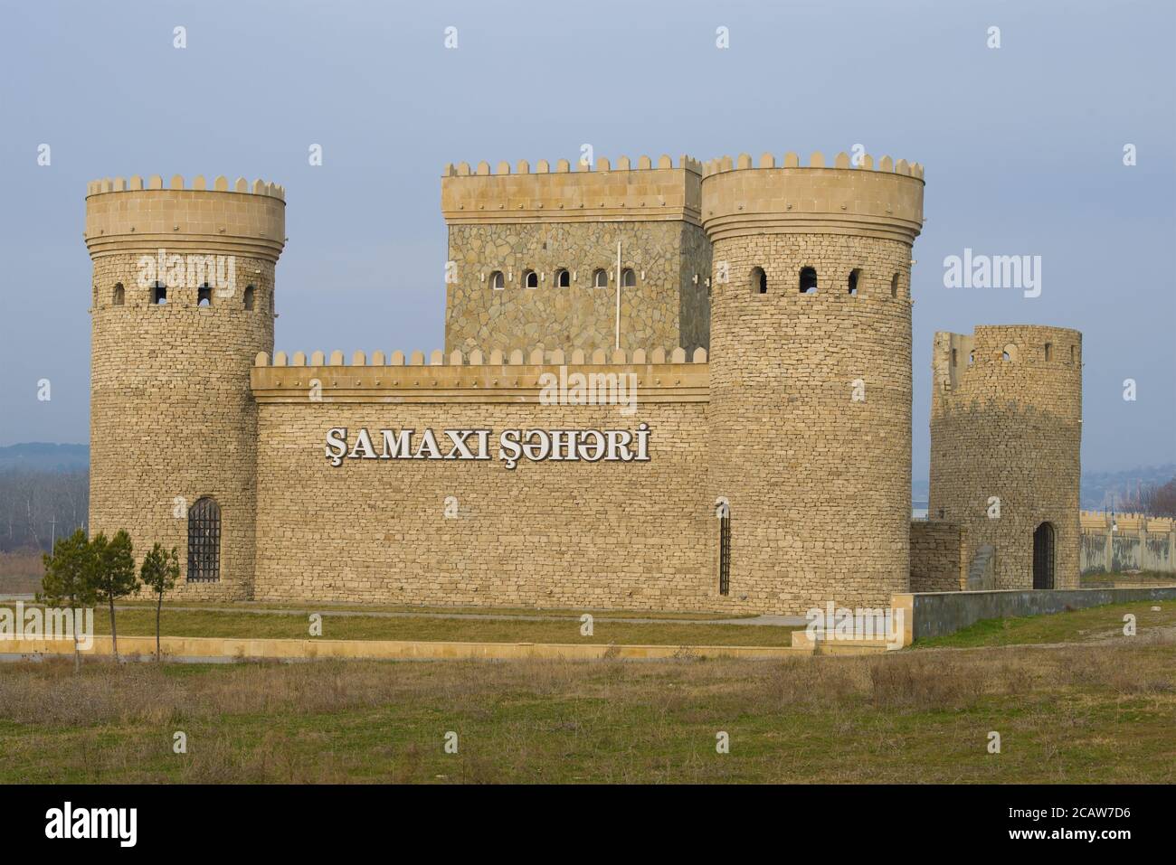 SHEMAKHA, AZERBAIGIAN - 01 GENNAIO 2018: Un frammento della fortezza restaurata dell'antica città di Shemakha nel pomeriggio di gennaio Foto Stock
