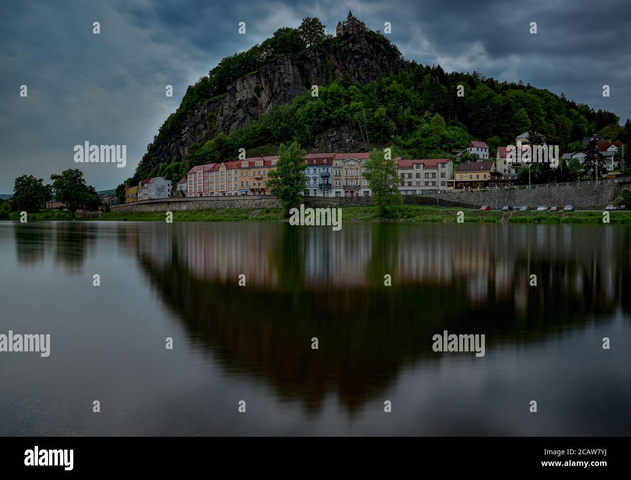 Case sul fiume che si riflette nel Labe a Decin, Czechia Foto Stock