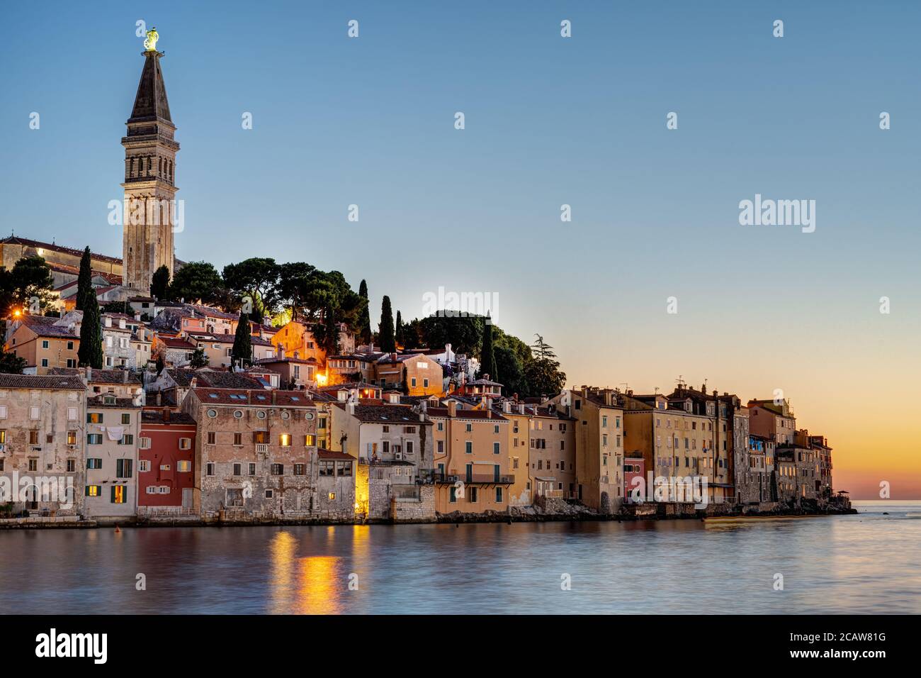 La splendida città vecchia di Rovigno in Croazia dopo il tramonto Foto Stock