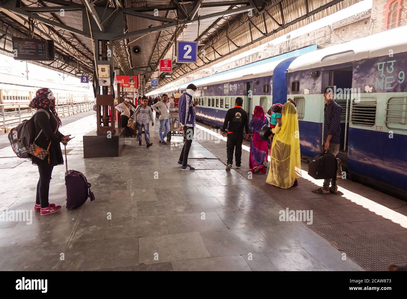 Pushkar / India - 10 marzo 2020: Donne che coprono il viso con sciarpa durante la pandemia di coronavirus nella piattaforma della stazione ferroviaria Foto Stock